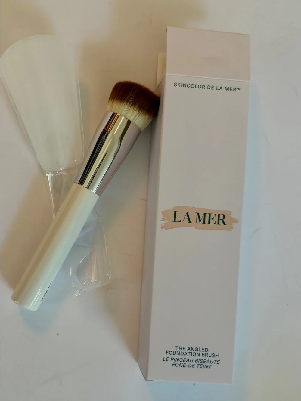 La Mer White Angled Foundation Brush - Cream Handle